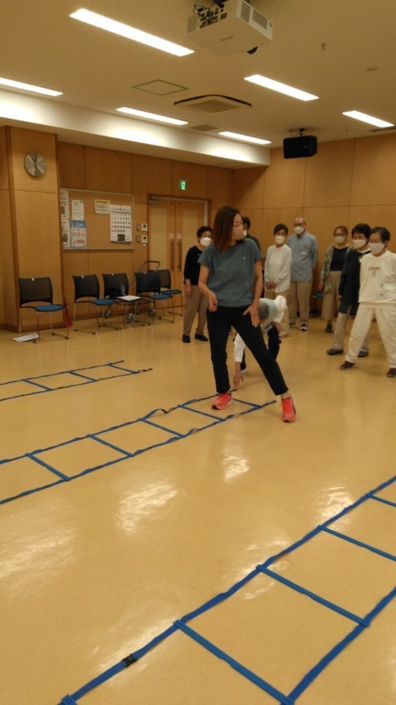 3回目は認知症予防のための運動を行いました。